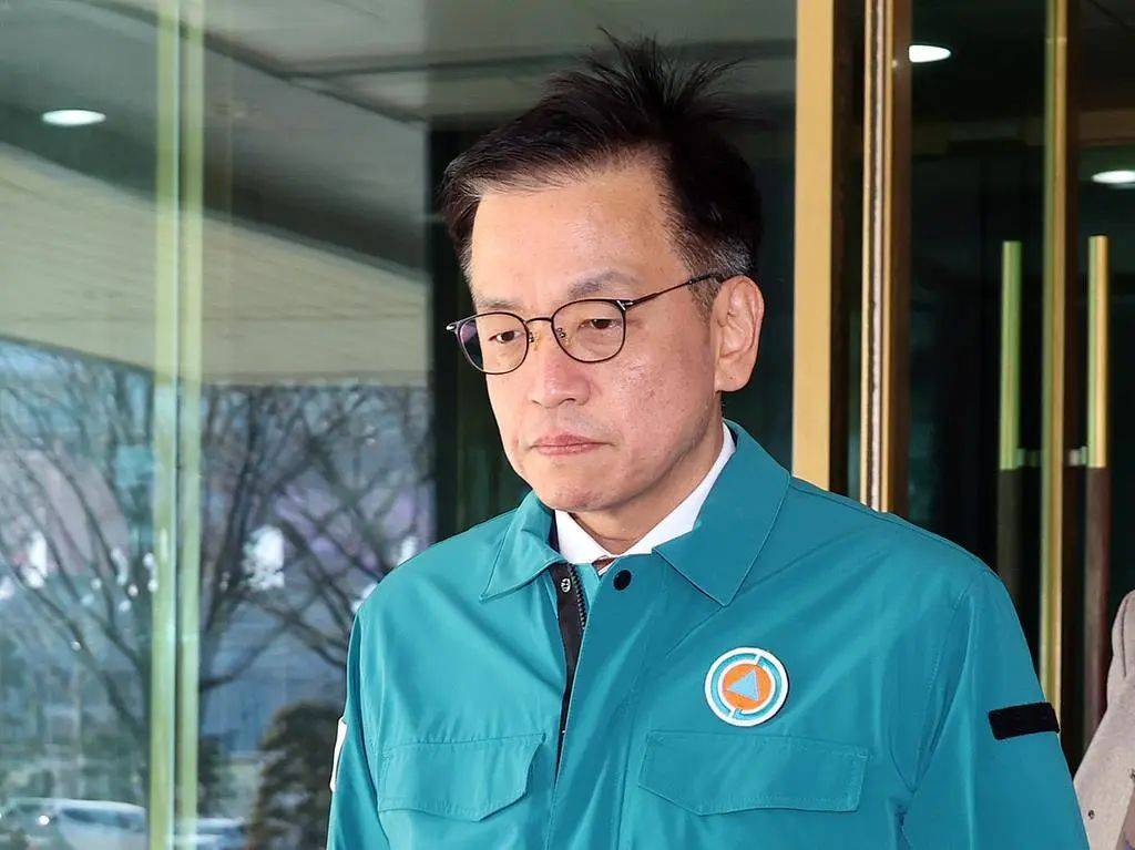 最新消息：黑匣子部分受损！179人遇难<strong></p>
<p>炒币书籍网盘下载</strong>，有人一家9口都在机上，济州航空CEO鞠躬道歉！航司：事发前已投保10亿美元责任保险赔偿