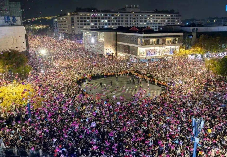 跨年夜在人群里点烟花喷射<strong></p>
<p>可转换债券交易规则</strong>，警方通报：李某（男，22岁）已被采取刑事强制措施