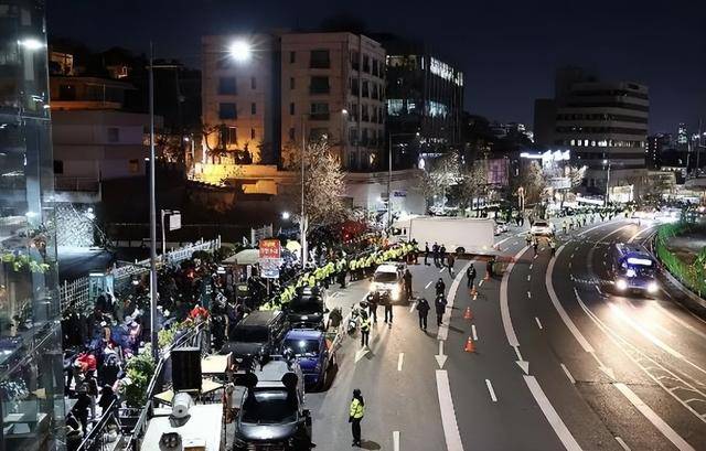 尹锡悦命运迎来转折？11000人聚集总统官邸外<strong></p>
<p>如何玩币</strong>，在野党棋差一招