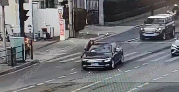 上海突发！轿车疾驰而来<strong></p>
<p>如何玩币</strong>，加速过弯，带倒骑车女子，警方：司机全责