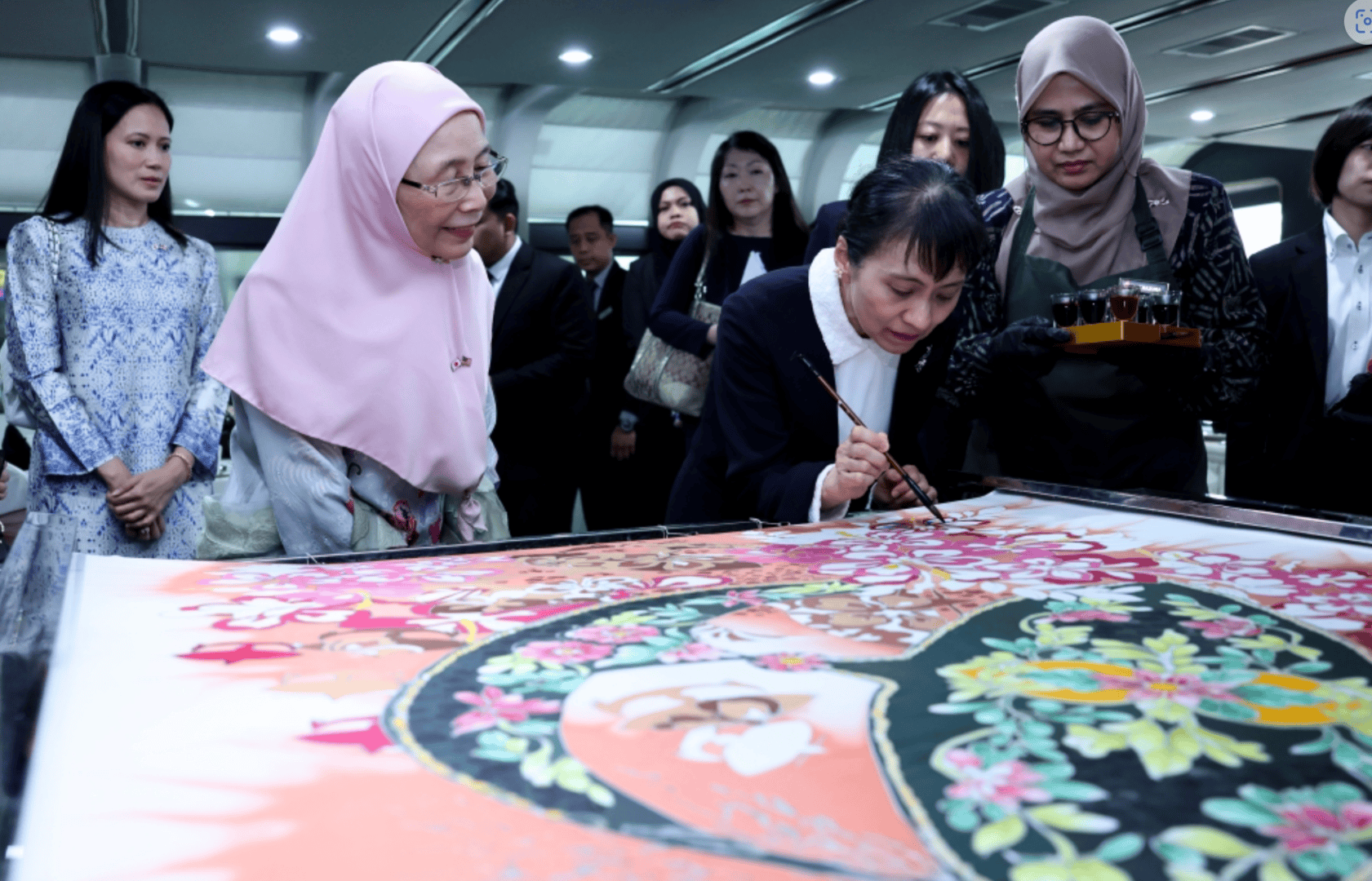 日本“第一夫人”外交首秀引关注：比丈夫人气更高<strong></p>
<p>如何对冲货币贬值</strong>，在大学校园一见钟情