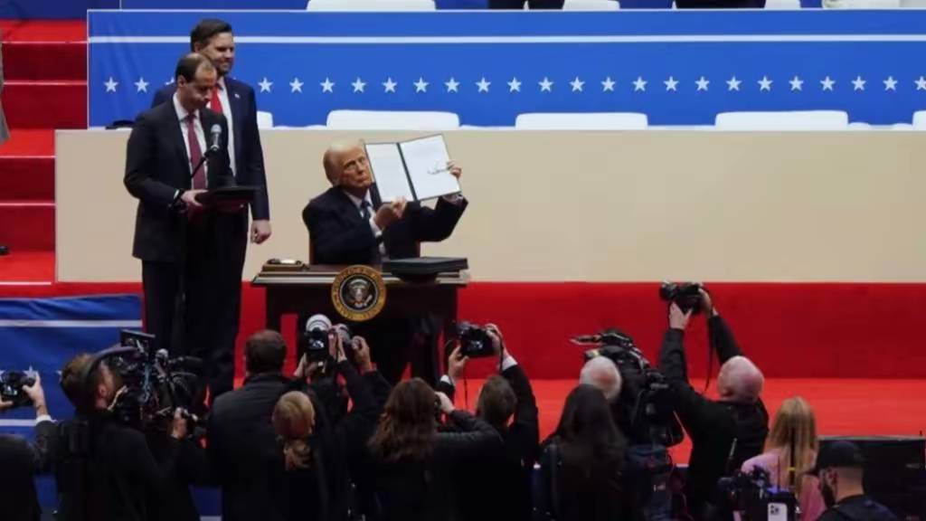 听到巨额欠款后<strong></p>
<p>如何抢别人的迷你币</strong>，特朗普后悔了，重新“进群”的条件，竟然和中国有关