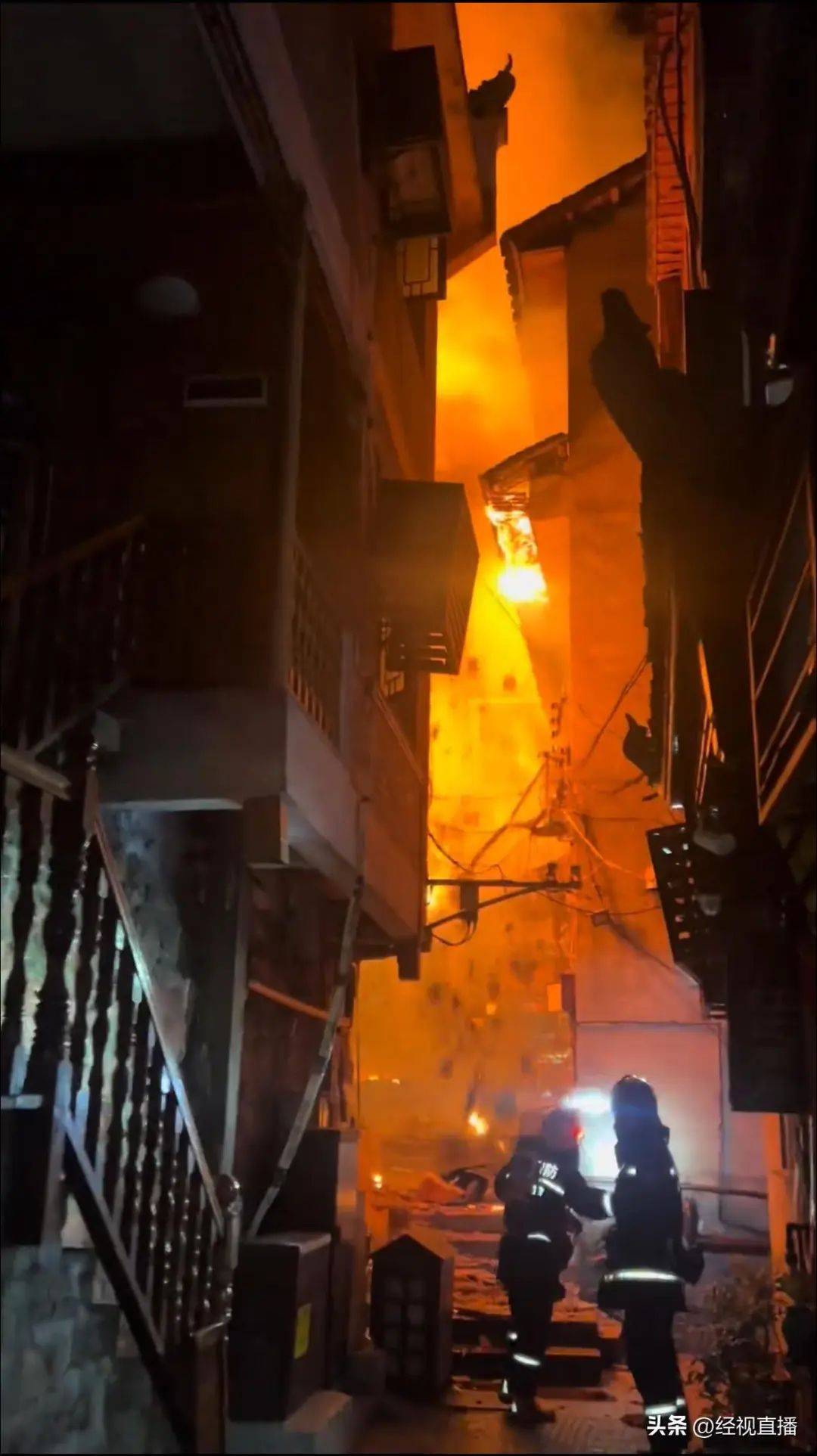 凤凰古城一建筑深夜起火：有游客穿睡衣逃生<strong></p>
<p>如何抢别人的迷你币</strong>，当地多部门调查