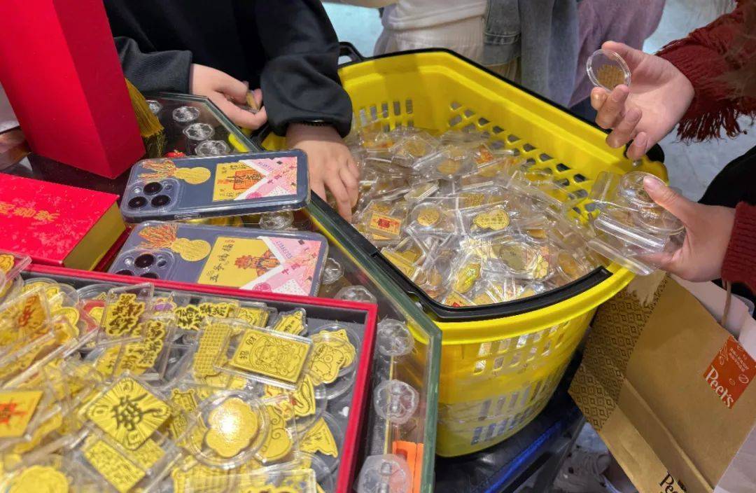 一个假期卖出2万份<strong></p>
<p>如何炒数字币</strong>！年轻人流行全款拿下“第一块金”？