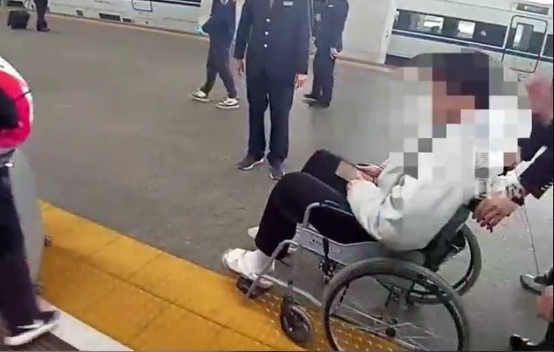 “救命<strong></p>
<p>如何做空货币</strong>，我不想死”！厦门北站，D131次列车突发！