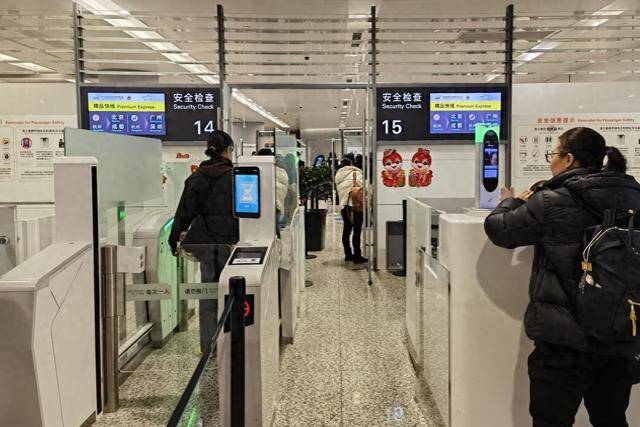 毛骨悚然<strong></p>
<p>快币如何换钱</strong>,口袋内突然探出蛇头,杭州机场一女孩携带活蛇过安检