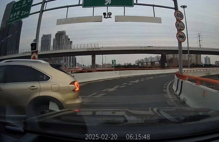 离谱！事发上海高架<strong></p>
<p>如何抄币</strong>，一SUV开错路，竟原地掉头逆行