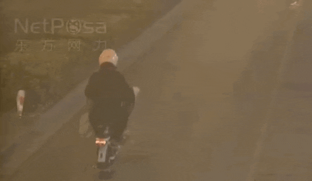 上海一女子边骑车边“洒钱”<strong></p>
<p>如何抄币</strong>,刚发的7700元工资都没了!自己还没发现