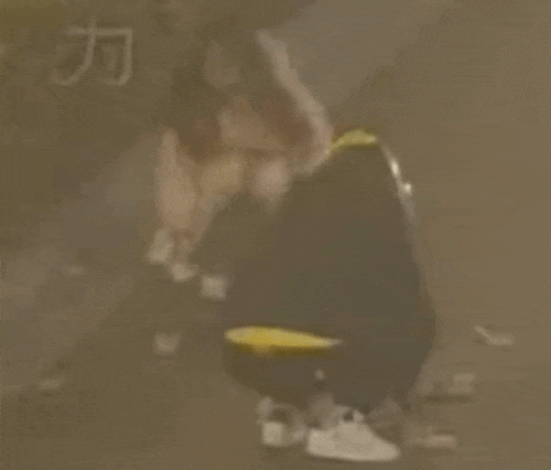 上海一女子边骑车边“洒钱”<strong></p>
<p>如何抄币</strong>,刚发的7700元工资都没了!自己还没发现