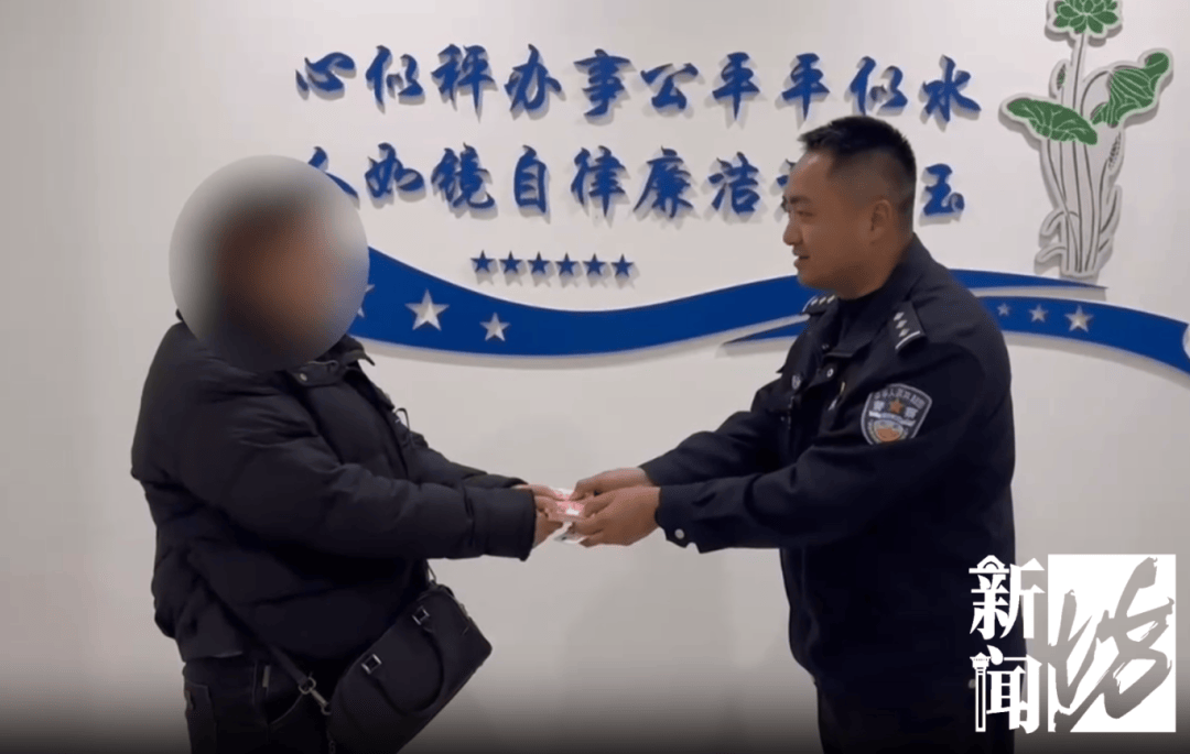 上海一女子边骑车边“洒钱”<strong></p>
<p>如何抄币</strong>,刚发的7700元工资都没了!自己还没发现