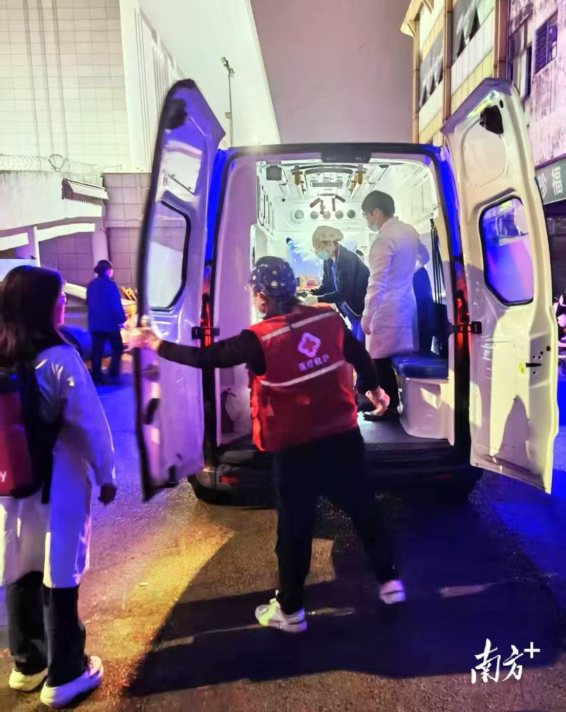 “先救命<strong></p>
<p>主流币如何选</strong>,责任我们担!”东莞东站一旅客突发心脏骤停