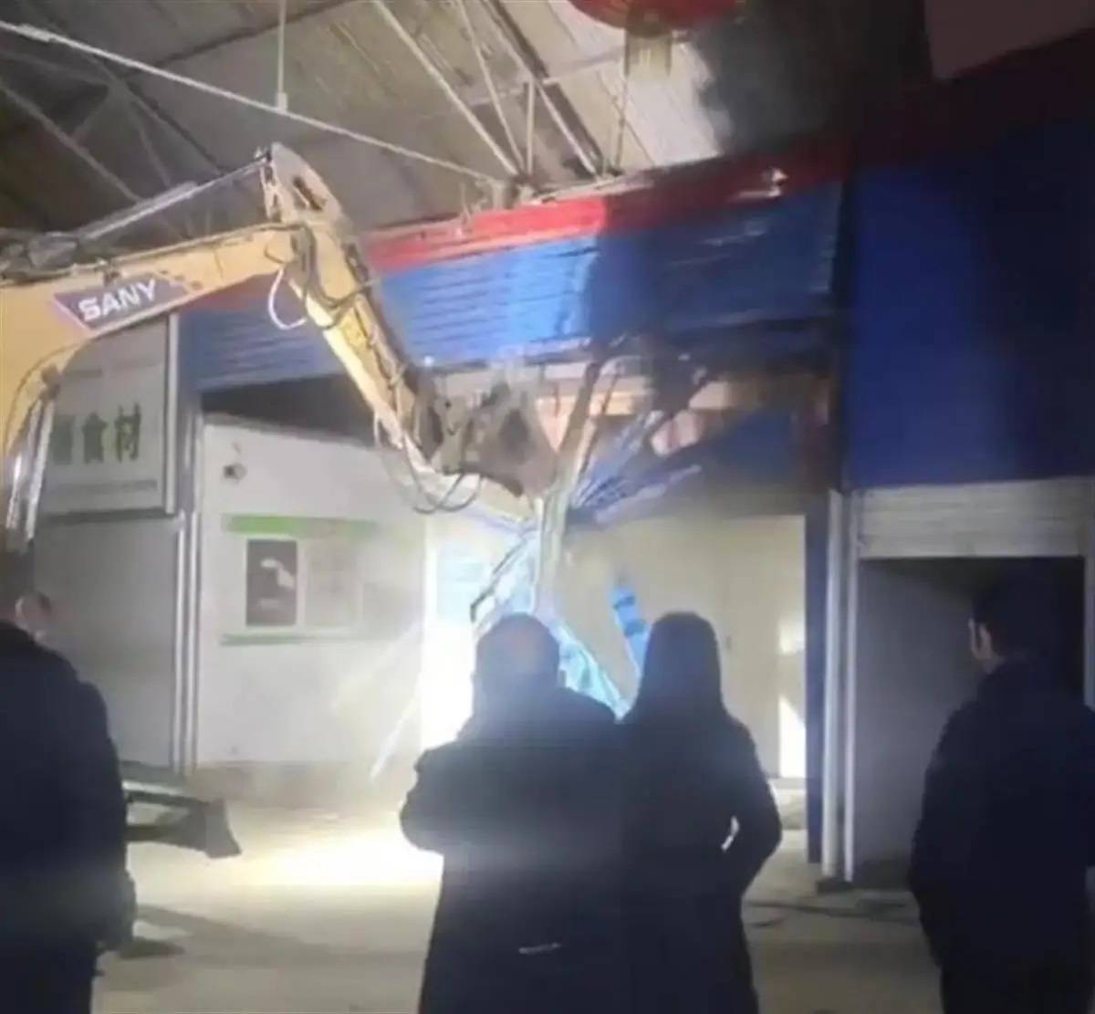 钩机夜拆未搬走商户招牌<strong></p>
<p>主流币如何选</strong>，叫人如何相信“误拆”