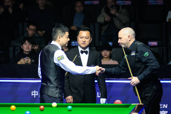 丁俊晖击败乔·佩里晋级世界公开赛32强