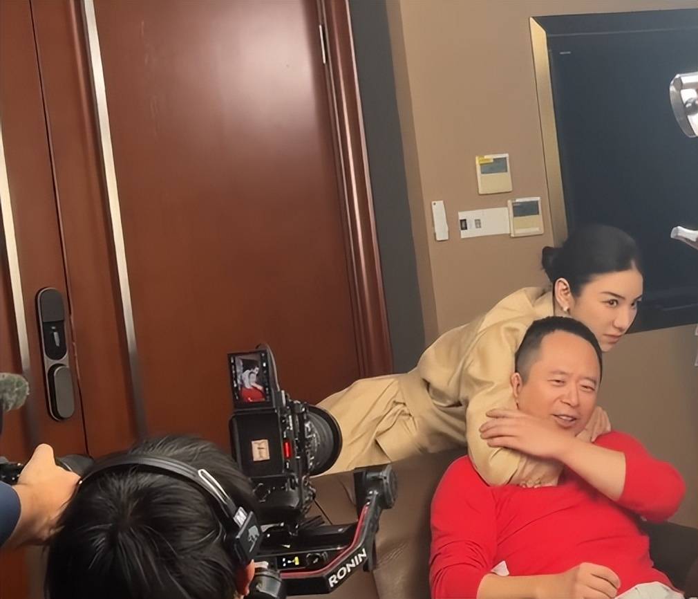 周鸿祎回应参演的短剧辣眼睛:黄奕诱惑<strong></p>
<p>如何利用行业消息去炒币</strong>我的剧情是DeepSeek设计的