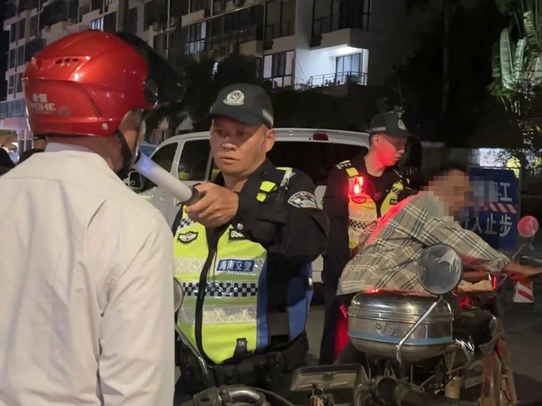 同桌的两人<strong></p>
<p>如何更新软件</strong>，双双被查