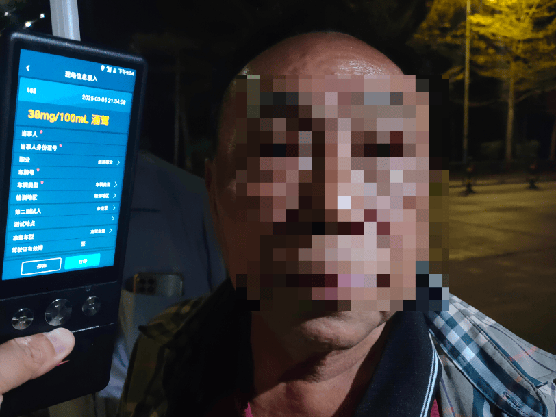 同桌的两人<strong></p>
<p>如何更新软件</strong>，双双被查