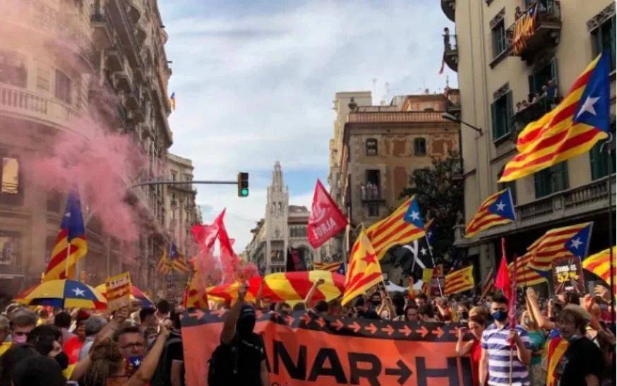 “要独立不要统一！”关键时刻<strong></p>
<p>如何更新软件</strong>，40万人冲上街头示威，场面一度失控