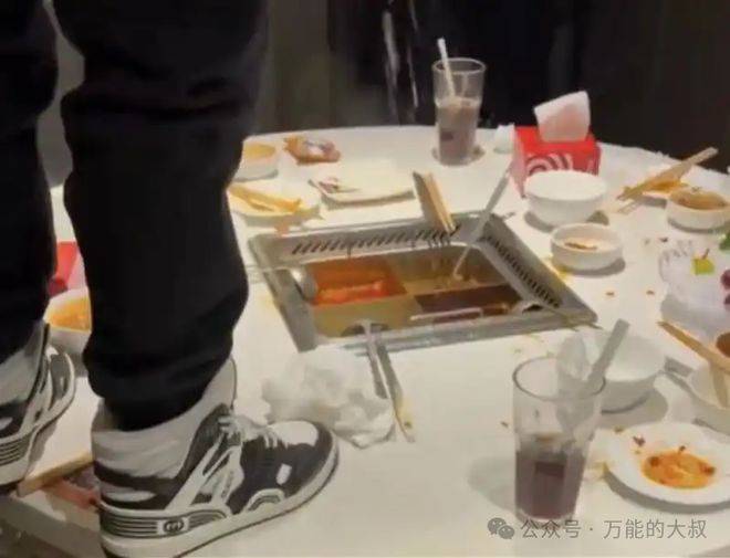 “魔童尿海”大反转<strong></p>
<p>如何进行币币交易</strong>！海底捞被抵制错在太“滥情”