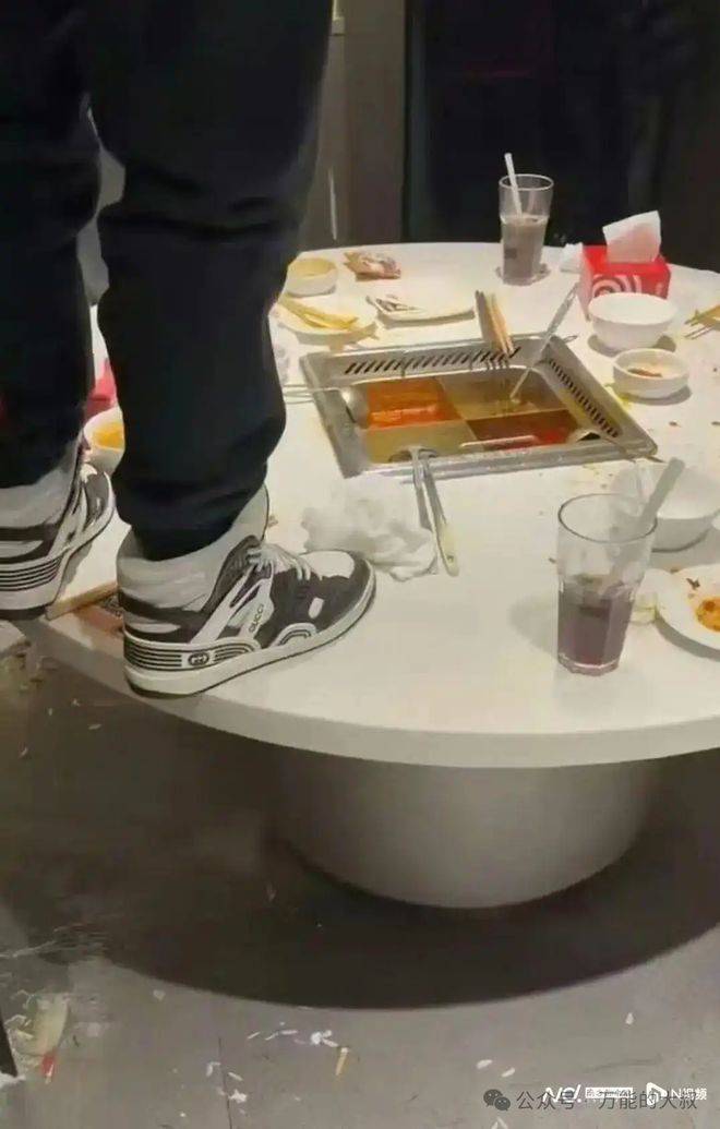 “魔童尿海”大反转<strong></p>
<p>如何进行币币交易</strong>！海底捞被抵制错在太“滥情”