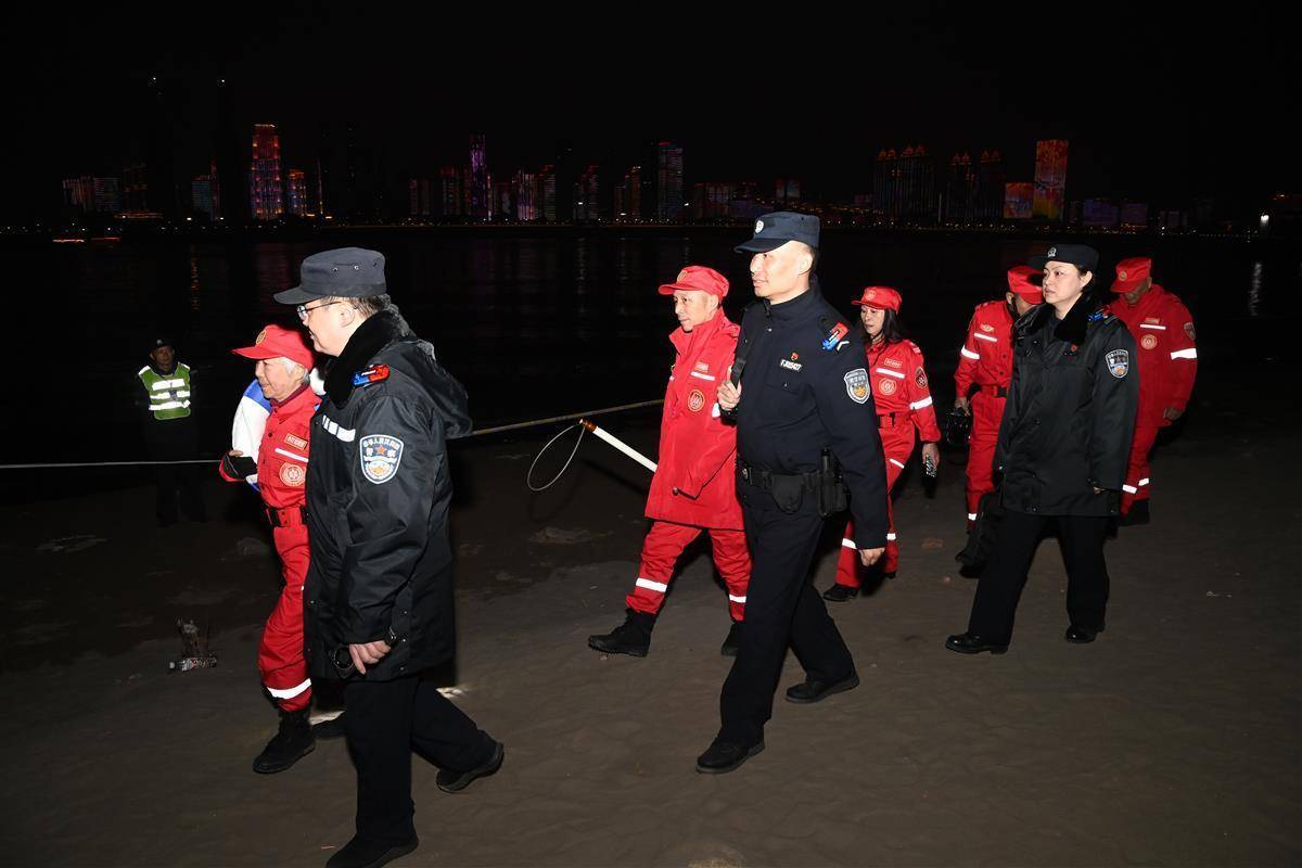 “江城平安号”船艇上<strong></p>
<p>如何进行币币交易</strong>，吴天祥、刘威威等被聘为“长江义警”