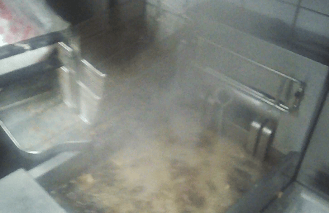 卧底华莱士两家门店：过期食材换签续命<strong></p>
<p>如何把b币给自己</strong>，炸油酸价超标易引腹泻