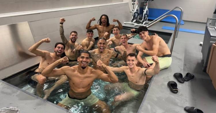 阿斯:巴萨客场逆转马竞后<strong></p>
<p>如何把b币给自己</strong>,球员们在客队休息室的按摩浴缸里庆祝