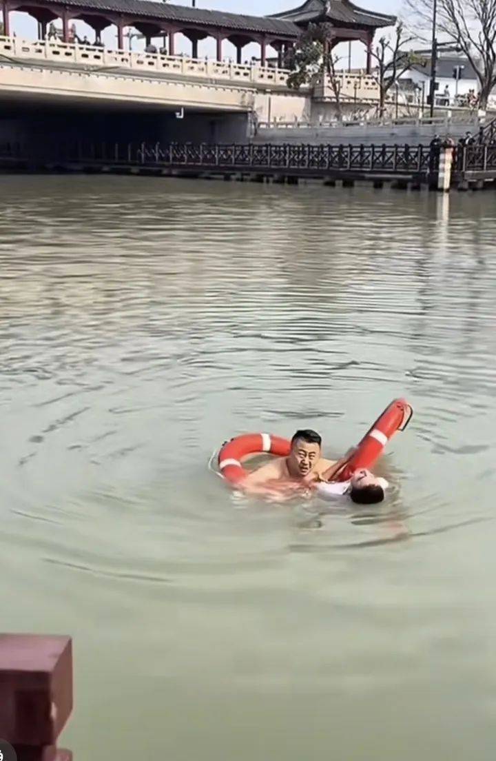 山东大哥到苏州出差<strong></p>
<p>炒币如何看k线图</strong>，刚下火车20分钟跳河救人