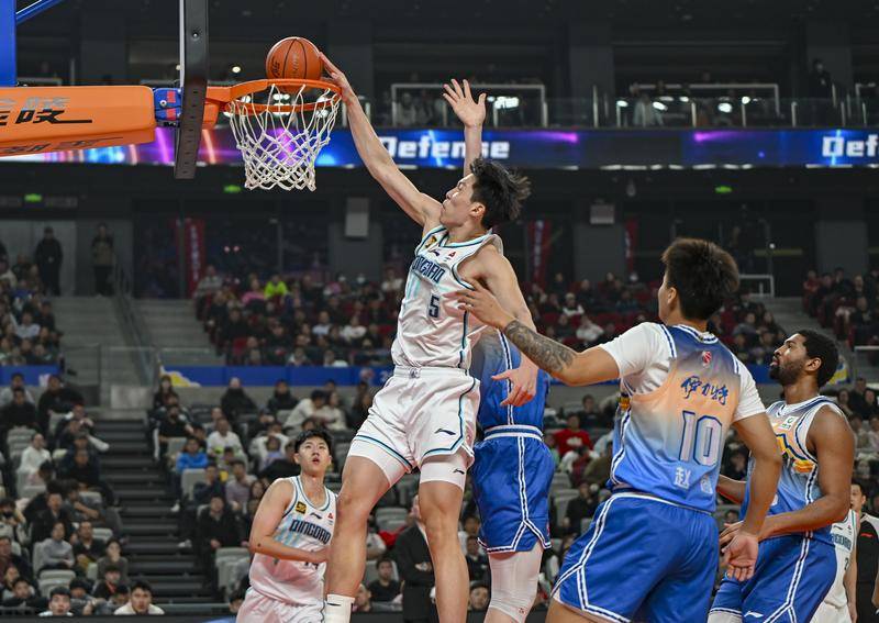 杨瀚森22+15威瑟斯庞35分 青岛主场24分大胜新疆