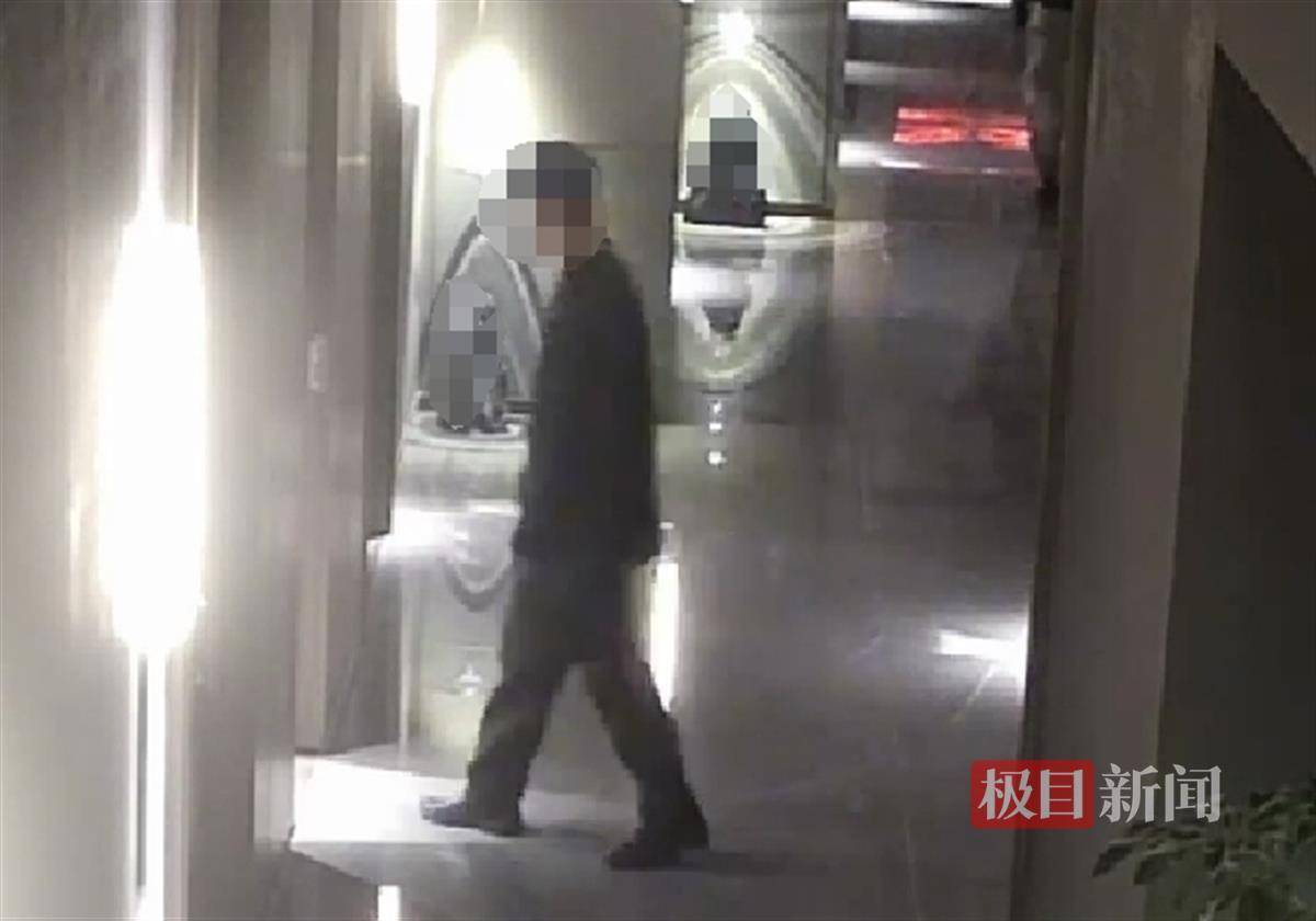 武汉一女子在艺术餐厅请客<strong></p>
<p>货币超发如何保值</strong>，飞天茅台竟被服务员暗中调包！两人被警方采取刑事强制措施