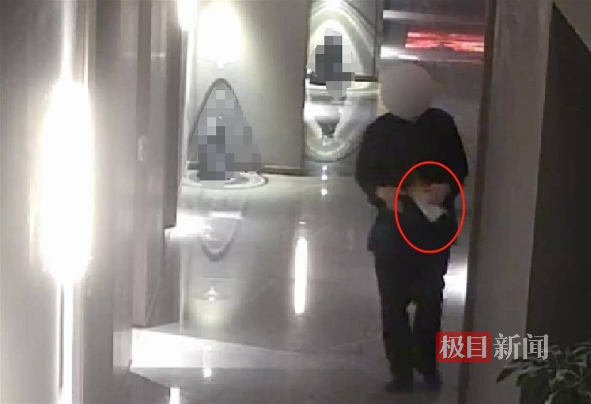 武汉一女子在艺术餐厅请客<strong></p>
<p>货币超发如何保值</strong>，飞天茅台竟被服务员暗中调包！两人被警方采取刑事强制措施