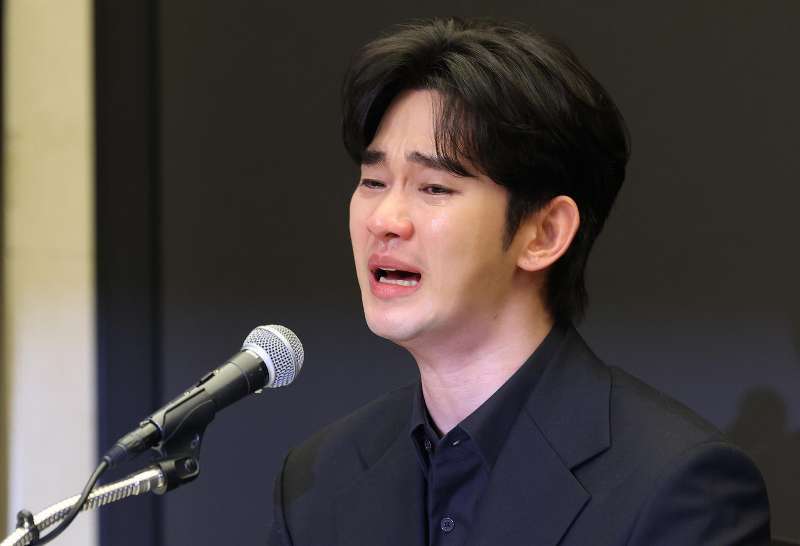 金秀贤为何在记者会上多次喝水<strong></p>
<p>如何上币</strong>,网友请DeepSeek解读