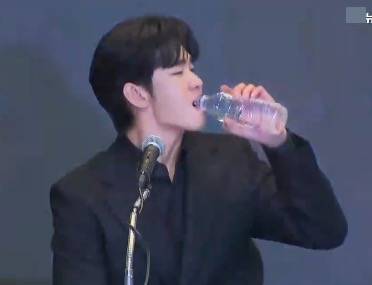 金秀贤为何在记者会上多次喝水<strong></p>
<p>如何上币</strong>,网友请DeepSeek解读