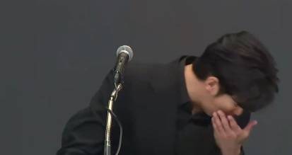 金秀贤为何在记者会上多次喝水<strong></p>
<p>如何上币</strong>,网友请DeepSeek解读