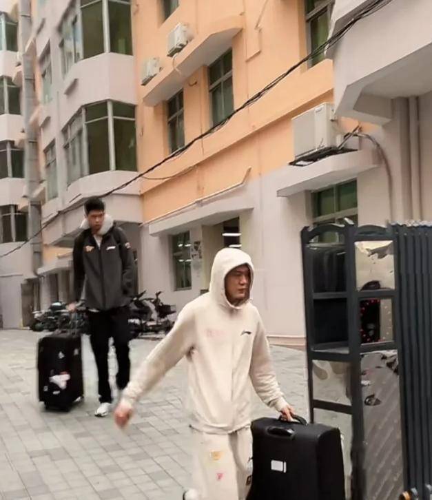 杜锋带13人出征上海!4外援+23兄弟<strong></p>
<p>如何买币</strong>,贝贝获重用