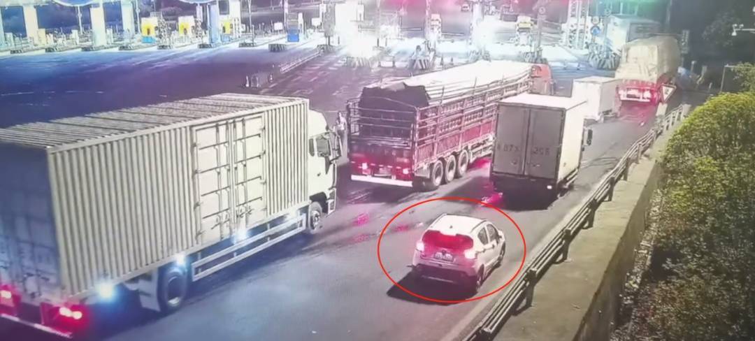 12岁男孩凌晨偷开父母车上高速<strong></p>
<p>如何充币</strong>，因车技太差被发现了……