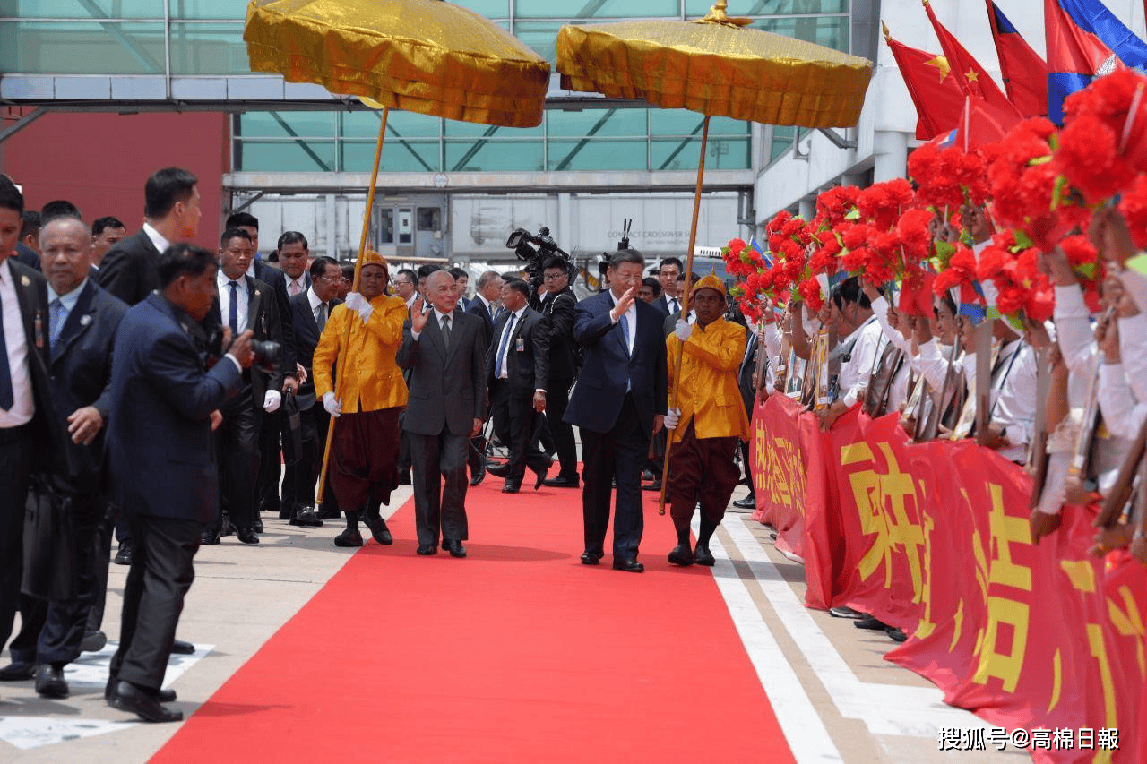 习近平抵达柬埔寨 西哈莫尼国王机场迎接