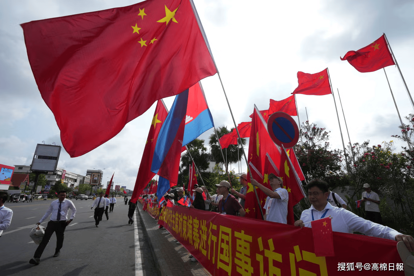 习近平抵达柬埔寨 西哈莫尼国王机场迎接