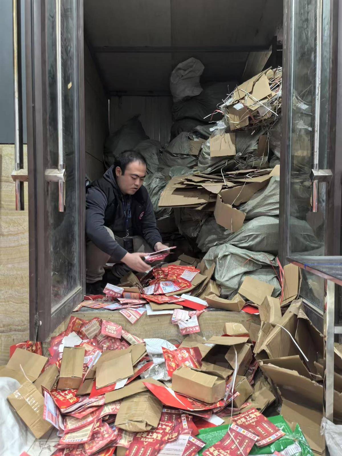 他发出的81万件快递全是电诈卡片<strong></p>
<p>如何买洪门洪币</strong>！武汉江岸警方破获特大诈骗案