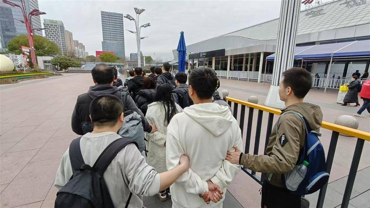 他发出的81万件快递全是电诈卡片<strong></p>
<p>如何买洪门洪币</strong>！武汉江岸警方破获特大诈骗案