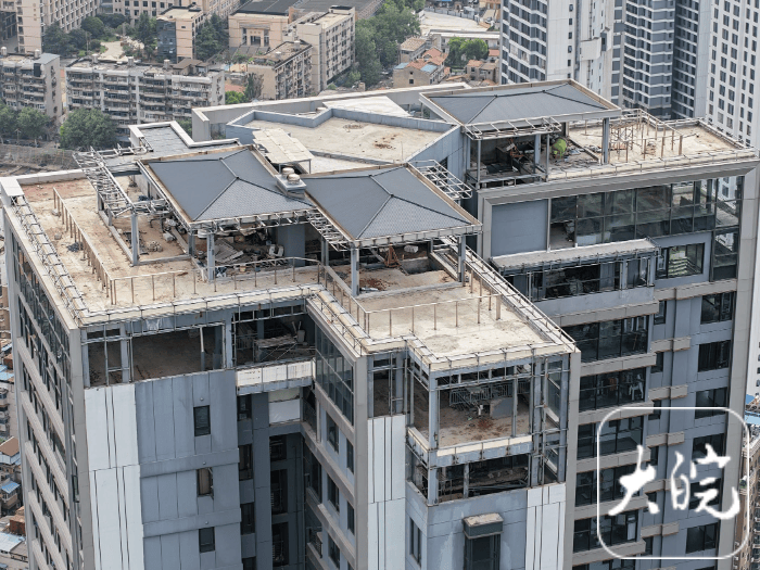武汉长江边一54层住宅楼顶出现“楼上楼” 部门回应：已立案调查违建情况