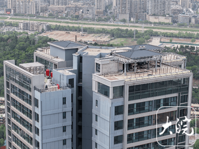 武汉长江边一54层住宅楼顶出现“楼上楼” 部门回应：已立案调查违建情况