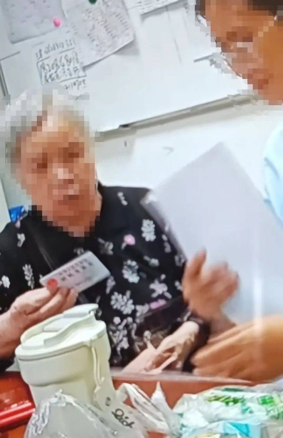 84岁老太被大女儿带出养老院<strong></p>
<p>如何买洪门洪币</strong>，取光40万存款！小女儿：养老院应担责