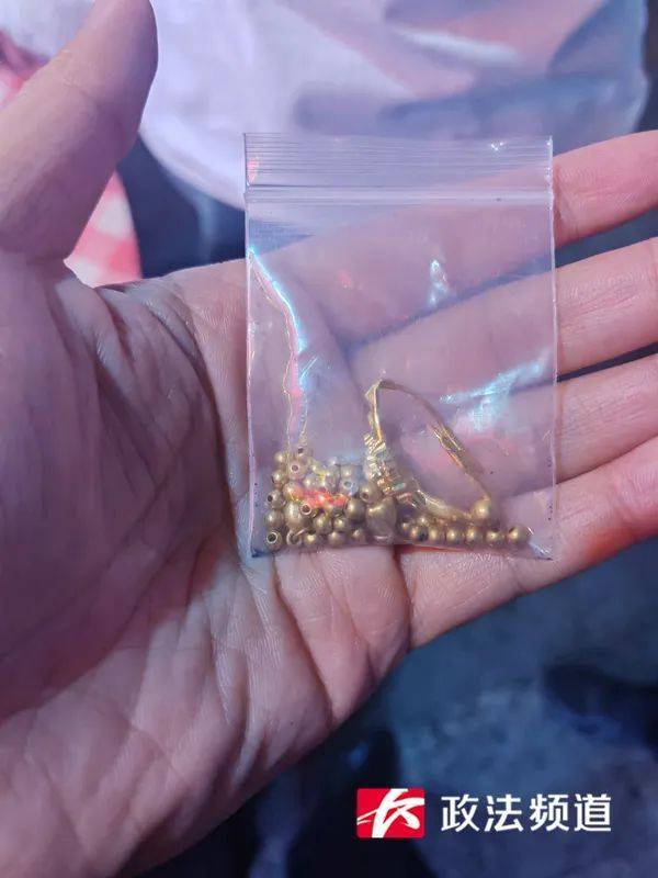 在长沙街头捡到20多克黄金<strong></p>
<p>如何买洪门洪币</strong>，她赶紧掏出手机……