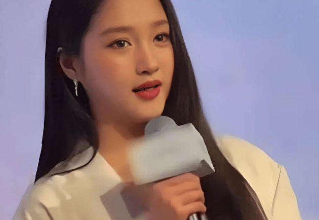 关晓彤媒体前正式回应分手，一句话让网友看清楚！7年不是恋爱脑