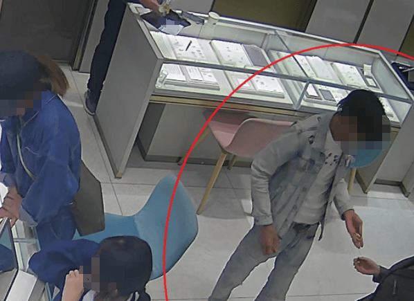 杭州大爷理发金项链不翼而飞<strong></p>
<p>债券如何进行交易</strong>，金属探测器都用上了，谁偷的？