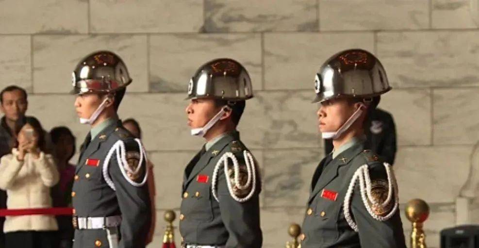 6名台军举五星红旗，拒为台独当炮灰，台媒：赖清德卫兵也要投诚