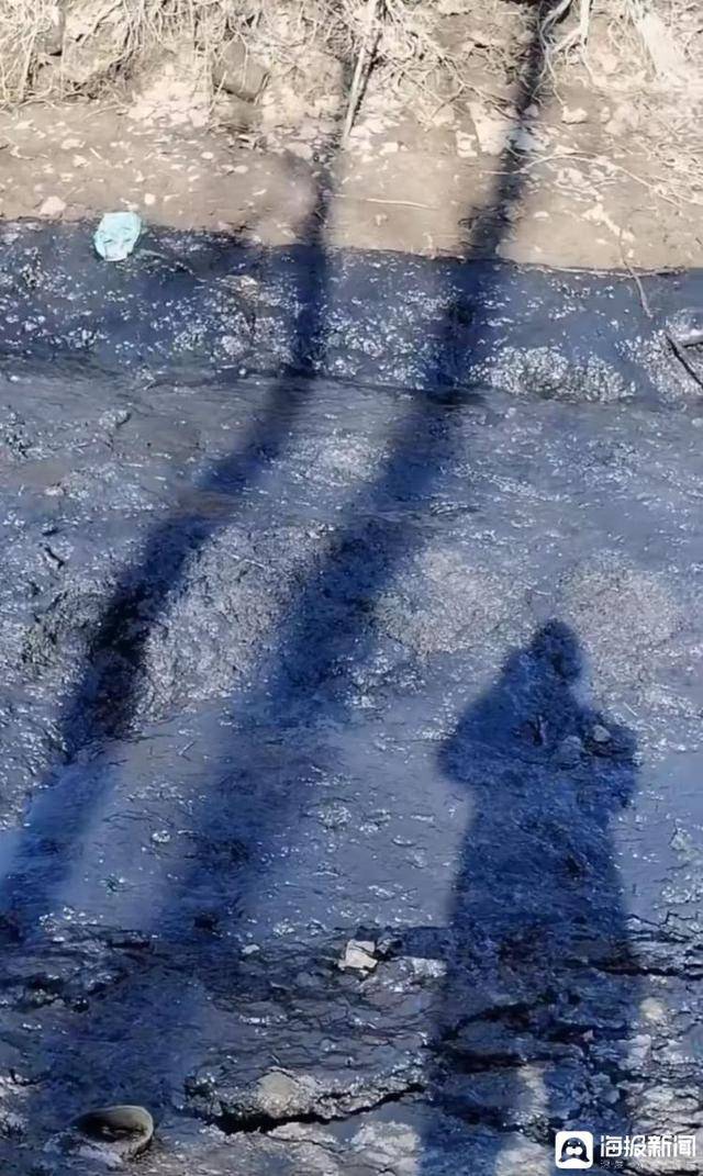 江苏连云港居民称当地河道清淤就地掩埋油泥危废 镇政府回应：不属实