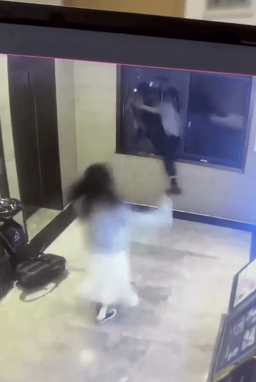 凌晨男子和女友发生冲突，突然撞碎酒店窗户跑出！酒店回应→