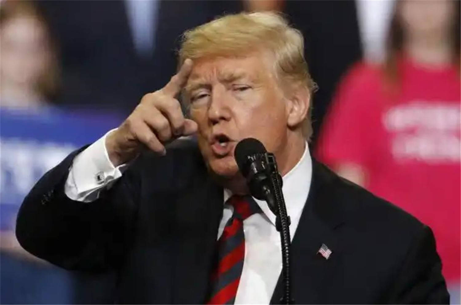 中方偏不上谈判桌<strong></p>
<p>广州</strong>,特朗普被逼急,对华态度大变,一点办法都没有