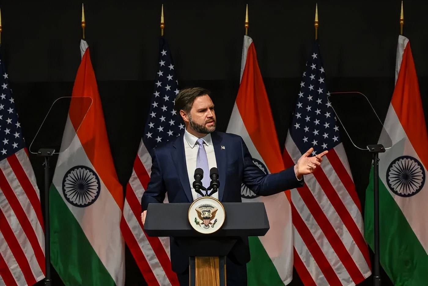 印度航母行踪曝光！180度掉头返航<strong></p>
<p>广州</strong>，这是在躲巴基斯坦的导弹吗？